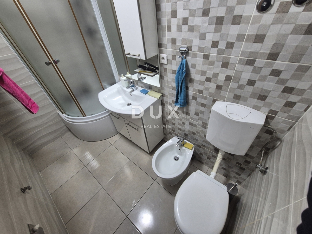 ŠIBENIK, PIROVAC - Casa con 3 grandi appartamenti, ampio cortile e posizione eccellente, a 300 m dal mare!