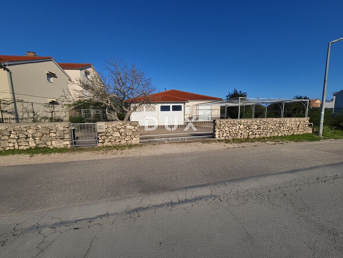 ŠIBENIK, PIROVAC - Casa con 3 grandi appartamenti, ampio cortile e posizione eccellente, a 300 m dal mare!