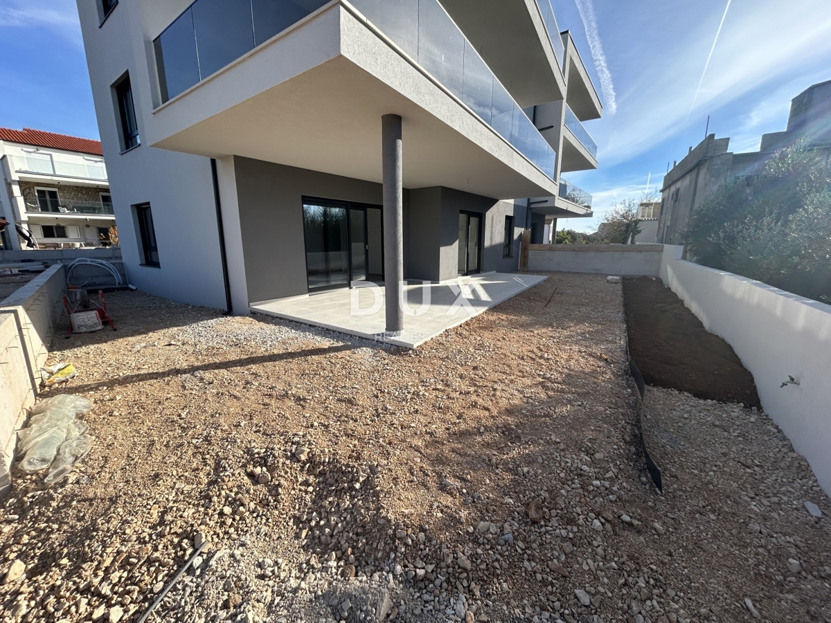 SEBENICO, TRIBUNJ – Appartamento al piano terra di un nuovo edificio con giardino! OCCASIONE!