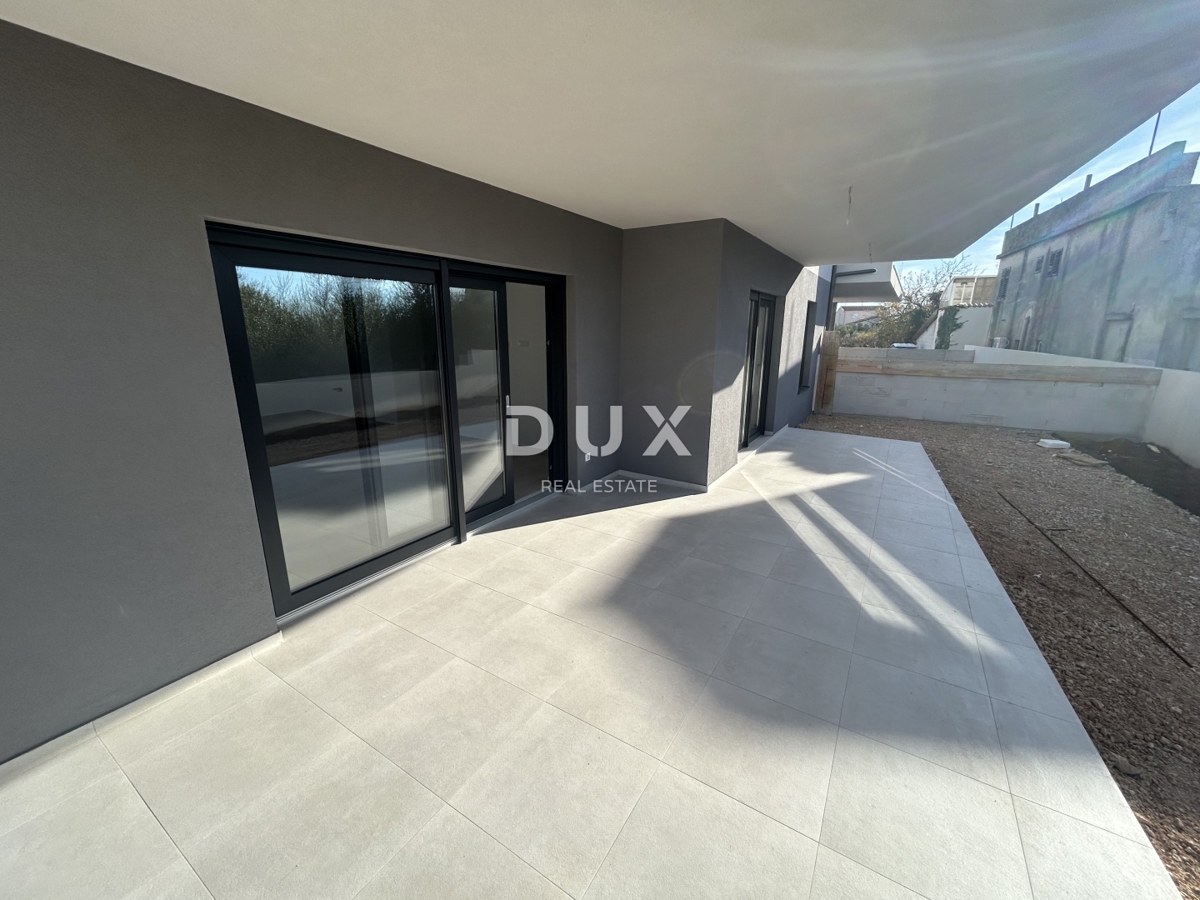 SEBENICO, TRIBUNJ – Appartamento al piano terra di un nuovo edificio con giardino! OCCASIONE!