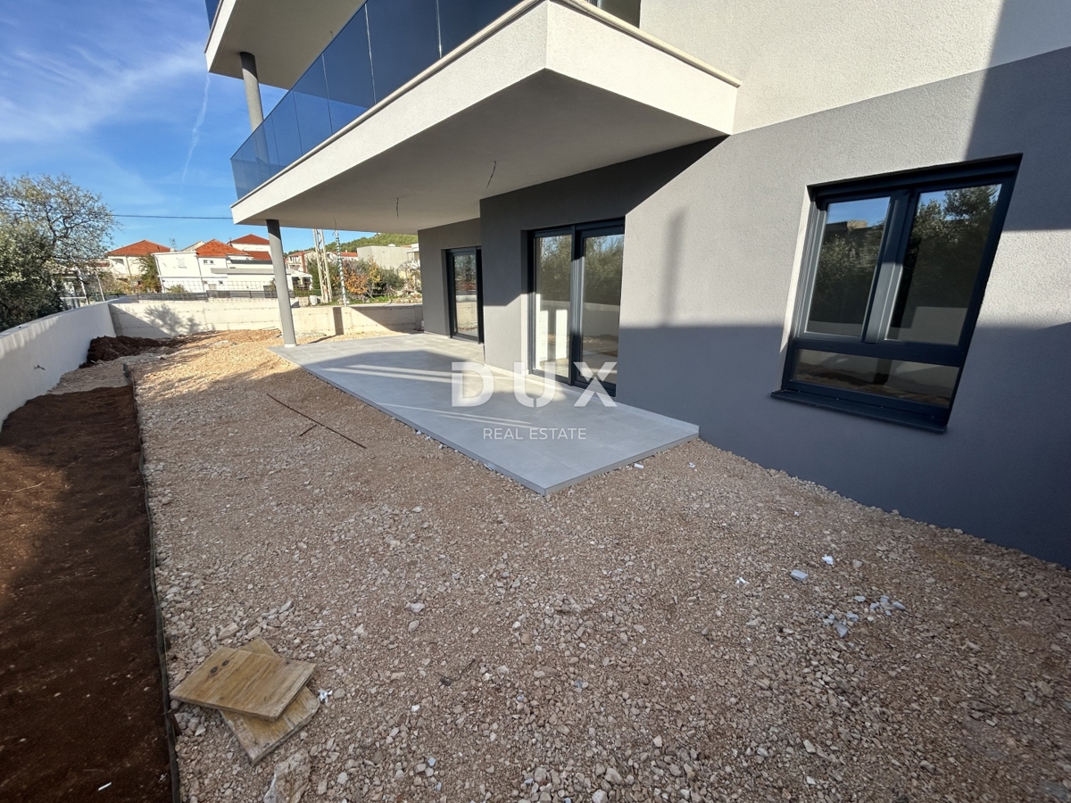 SEBENICO, TRIBUNJ – Appartamento al piano terra di un nuovo edificio con giardino! OCCASIONE!