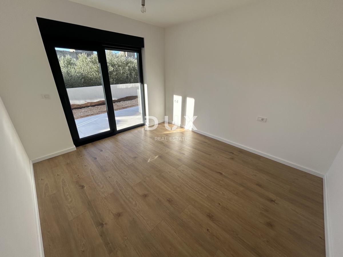 SEBENICO, TRIBUNJ – Appartamento al piano terra di un nuovo edificio con giardino! OCCASIONE!