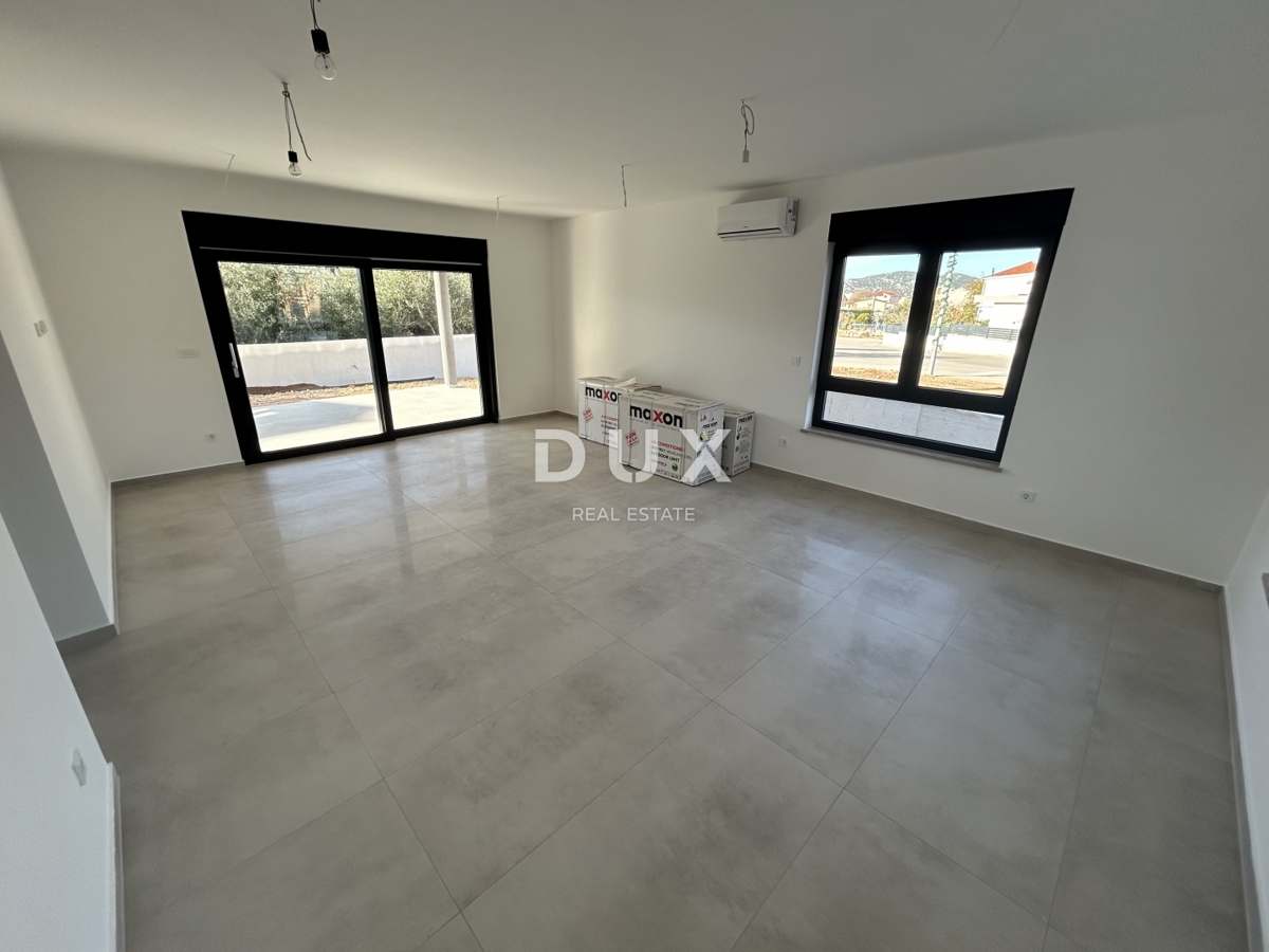 SEBENICO, TRIBUNJ – Appartamento al piano terra di un nuovo edificio con giardino! OCCASIONE!