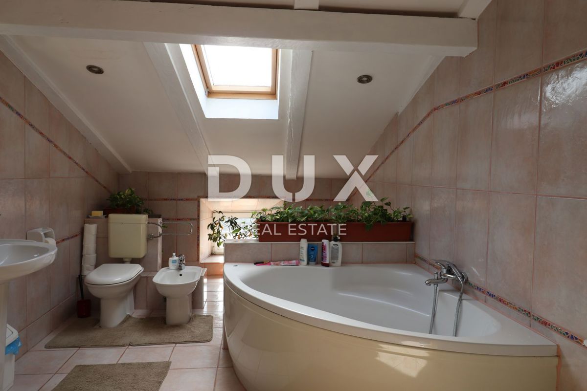 ISOLA DI CHERSO, CITTÀ DI CHERSO - nucleo antico di case, ristorante, appartamento duplex, appartamenti