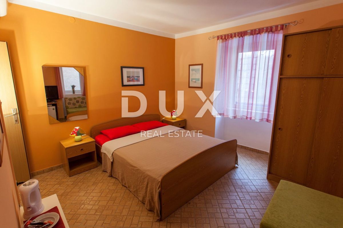 ISOLA DI CHERSO, CITTÀ DI CHERSO - nucleo antico di case, ristorante, appartamento duplex, appartamenti