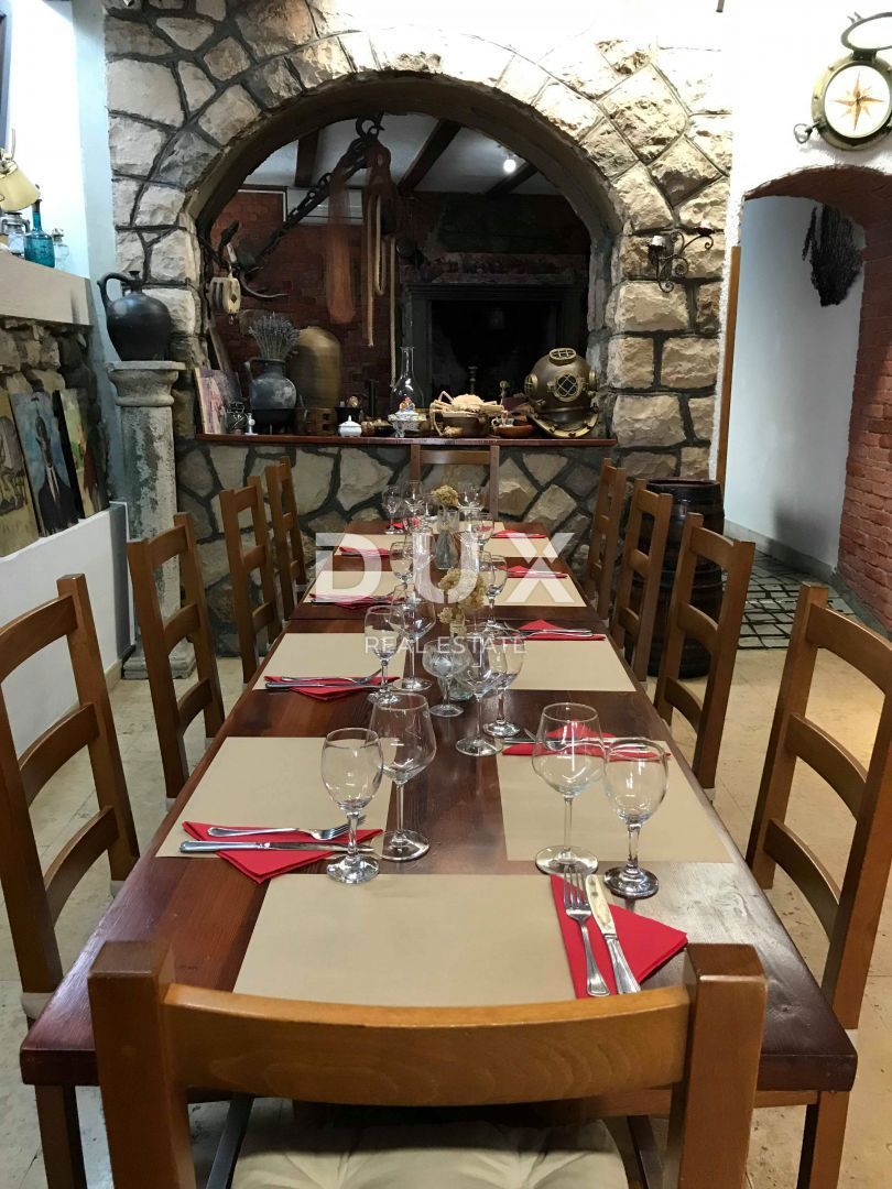 ISOLA DI CHERSO, CITTÀ DI CHERSO - nucleo antico di case, ristorante, appartamento duplex, appartamenti