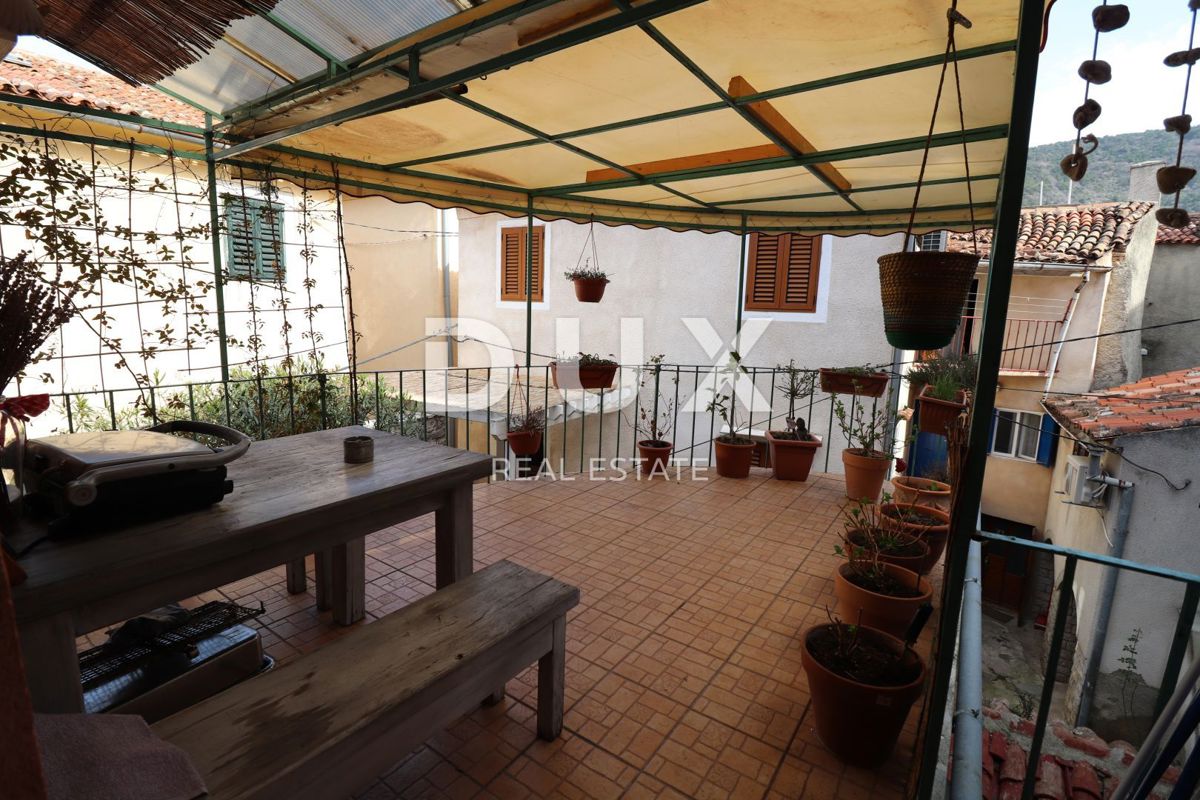 ISOLA DI CHERSO, CITTÀ DI CHERSO - nucleo antico di case, ristorante, appartamento duplex, appartamenti