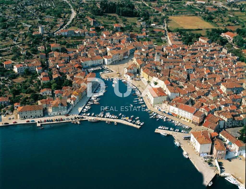 ISOLA DI CHERSO, CITTÀ DI CHERSO - nucleo antico di case, ristorante, appartamento duplex, appartamenti