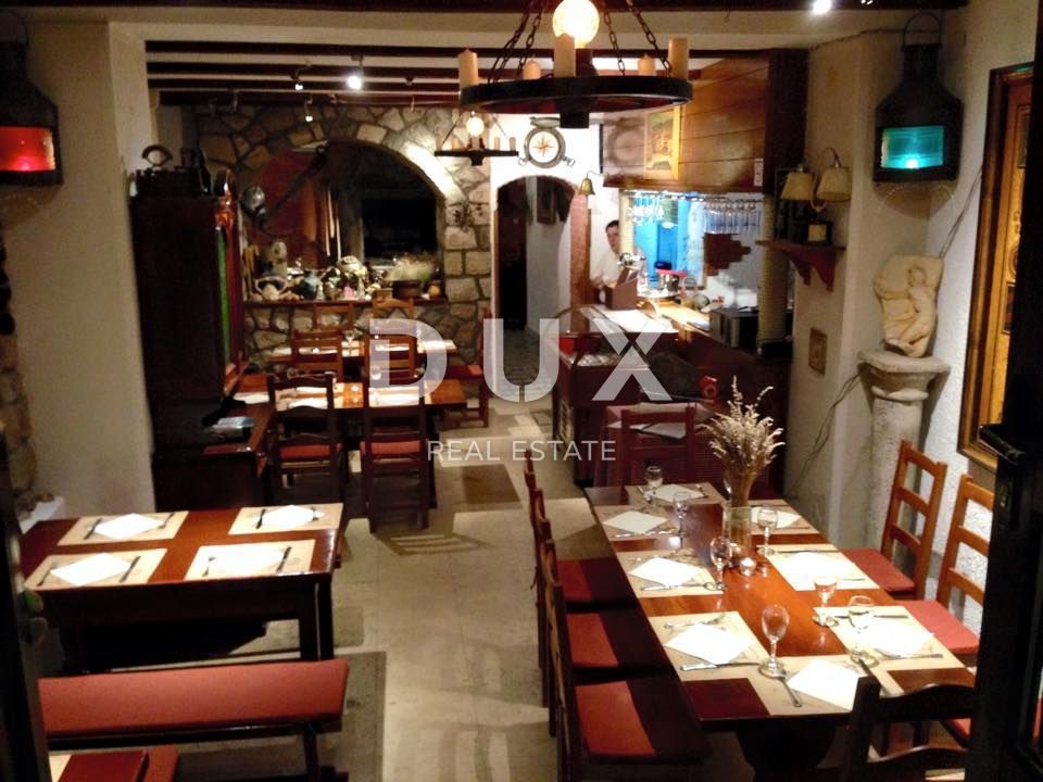 ISOLA DI CHERSO, CITTÀ DI CHERSO - nucleo antico di case, ristorante, appartamento duplex, appartamenti