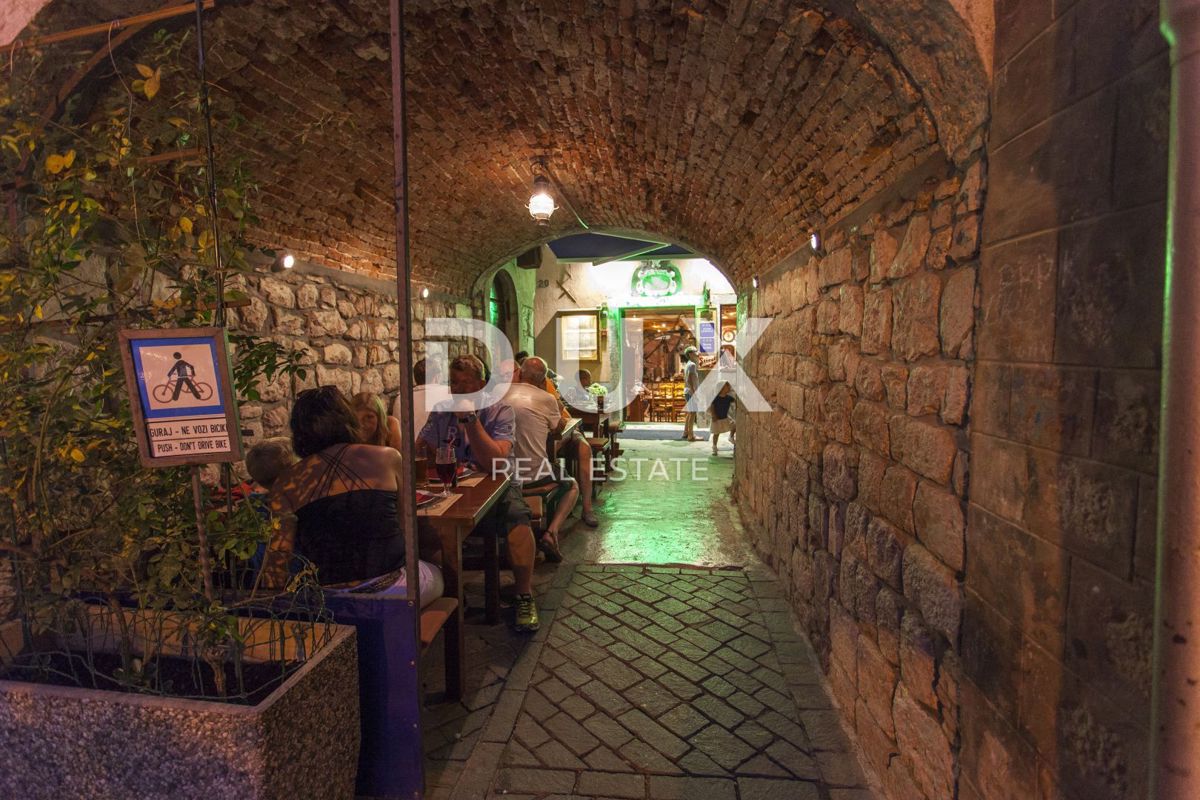 ISOLA DI CHERSO, CITTÀ DI CHERSO - nucleo antico di case, ristorante, appartamento duplex, appartamenti