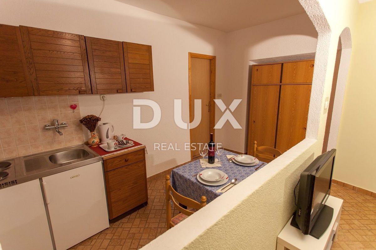 ISOLA DI CHERSO, CITTÀ DI CHERSO - nucleo antico di case, ristorante, appartamento duplex, appartamenti