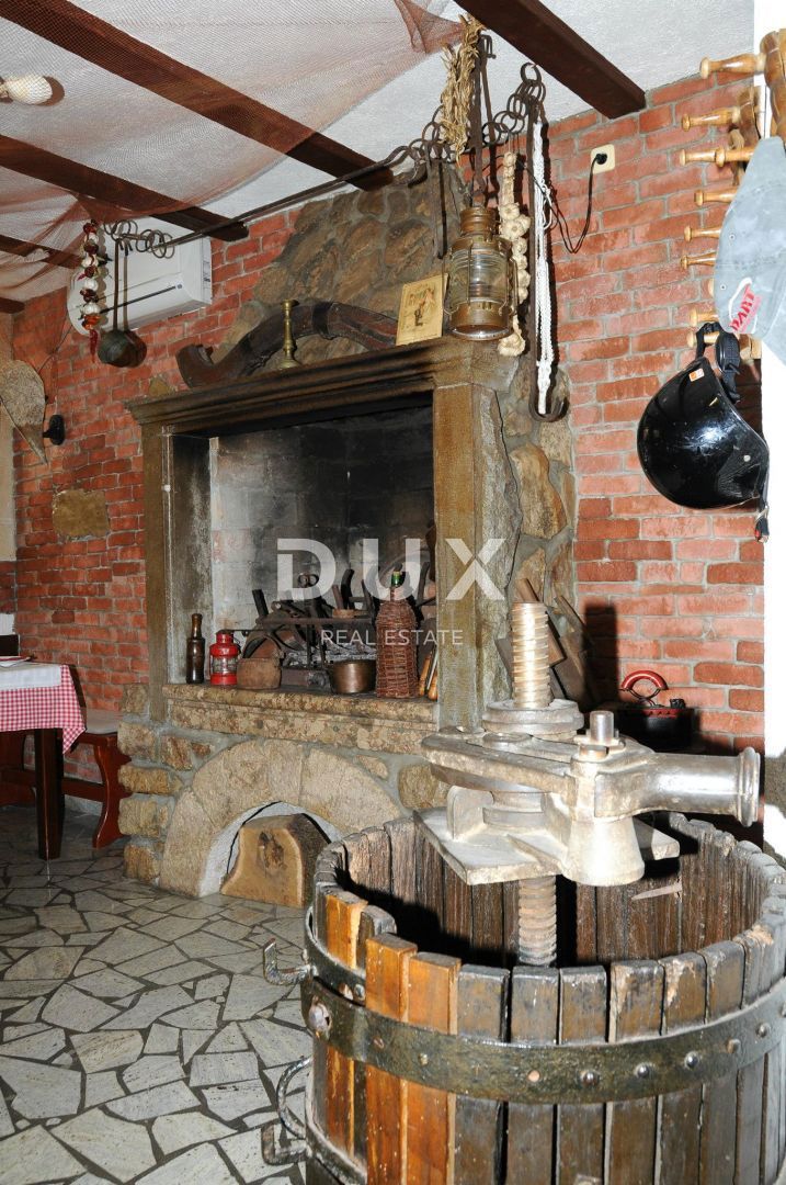 ISOLA DI CHERSO, CITTÀ DI CHERSO - nucleo antico di case, ristorante, appartamento duplex, appartamenti