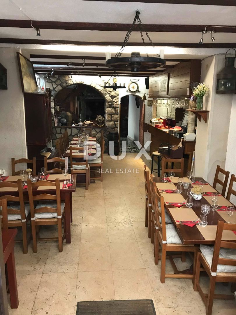 ISOLA DI CHERSO, CITTÀ DI CHERSO - nucleo antico di case, ristorante, appartamento duplex, appartamenti
