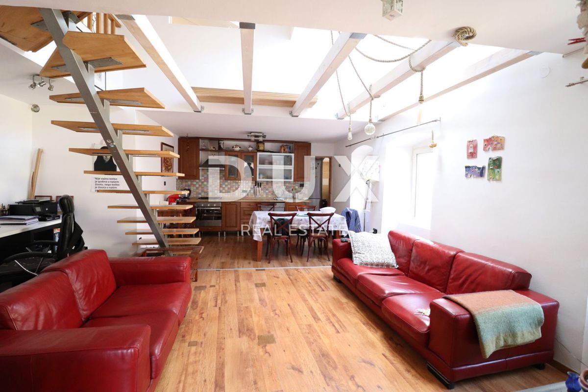 ISOLA DI CHERSO, CITTÀ DI CHERSO - nucleo antico di case, ristorante, appartamento duplex, appartamenti