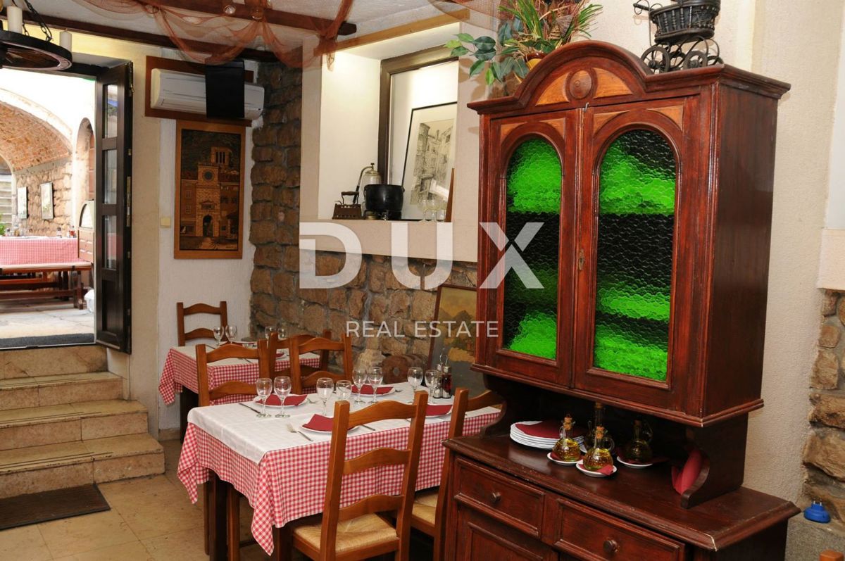 ISOLA DI CHERSO, CITTÀ DI CHERSO - nucleo antico di case, ristorante, appartamento duplex, appartamenti