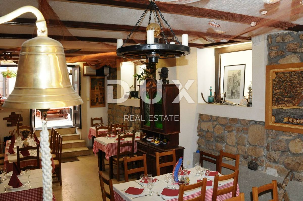 ISOLA DI CHERSO, CITTÀ DI CHERSO - nucleo antico di case, ristorante, appartamento duplex, appartamenti