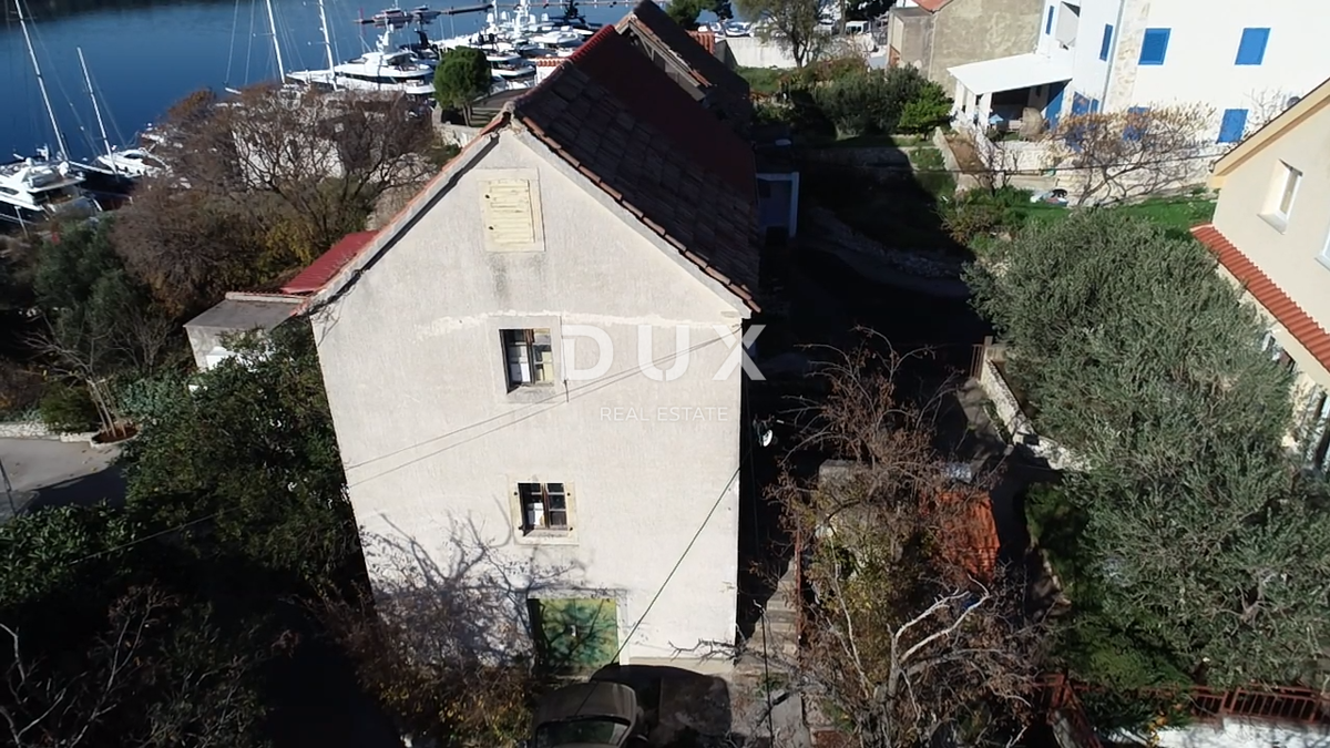 SEBENICO, MANDALINA – OCCASIONE! Terreno edificabile con due vecchie case e vista sul mare e sul porto turistico