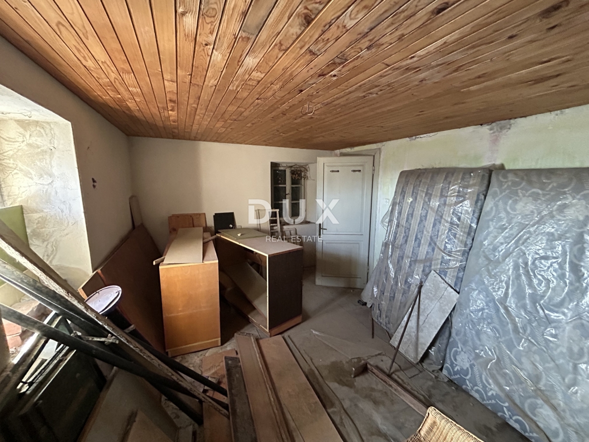 SEBENICO, MANDALINA – OCCASIONE! Terreno edificabile con due vecchie case e vista sul mare e sul porto turistico