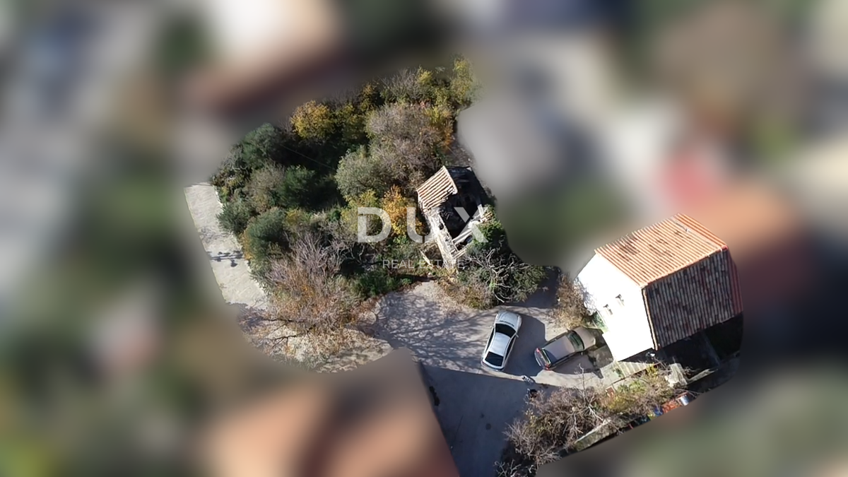 SEBENICO, MANDALINA – OCCASIONE! Terreno edificabile con due vecchie case e vista sul mare e sul porto turistico