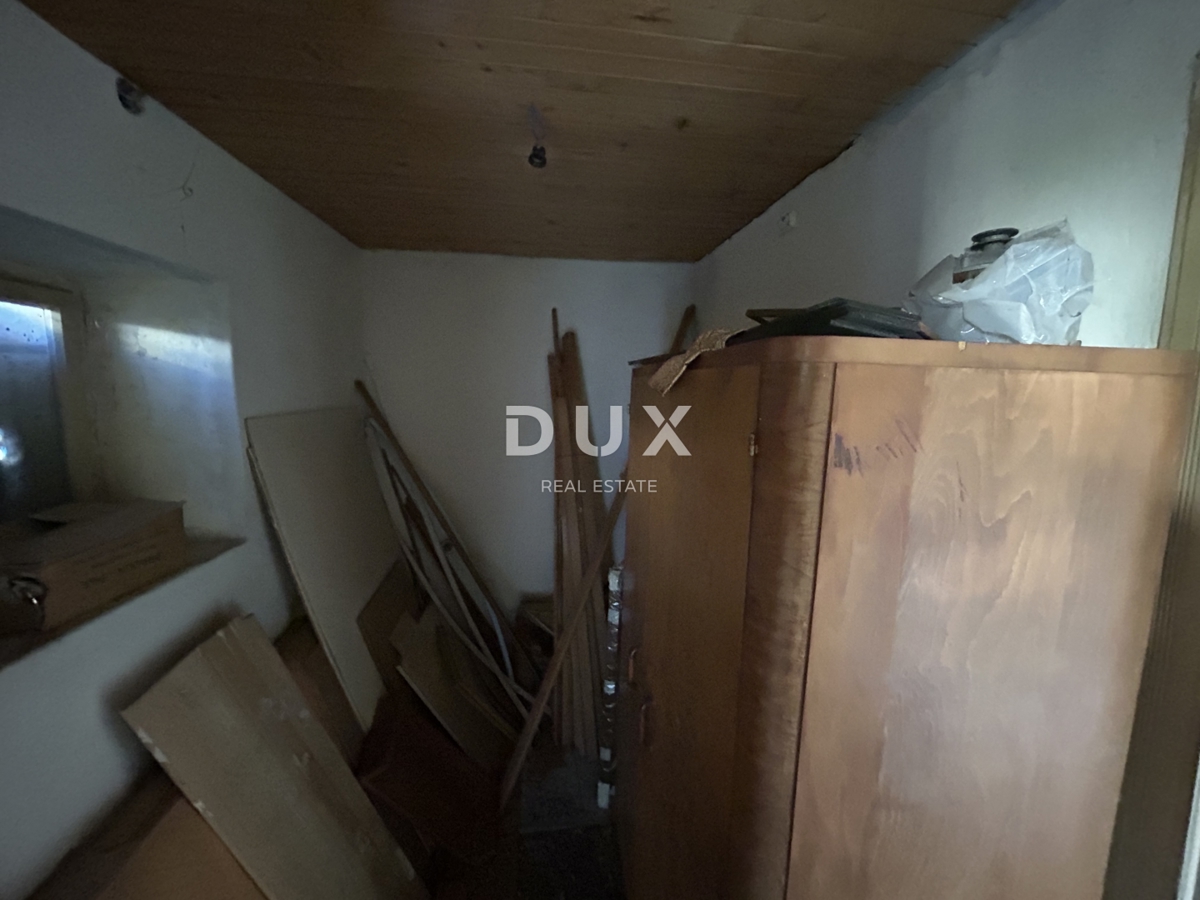 SEBENICO, MANDALINA – OCCASIONE! Terreno edificabile con due vecchie case e vista sul mare e sul porto turistico