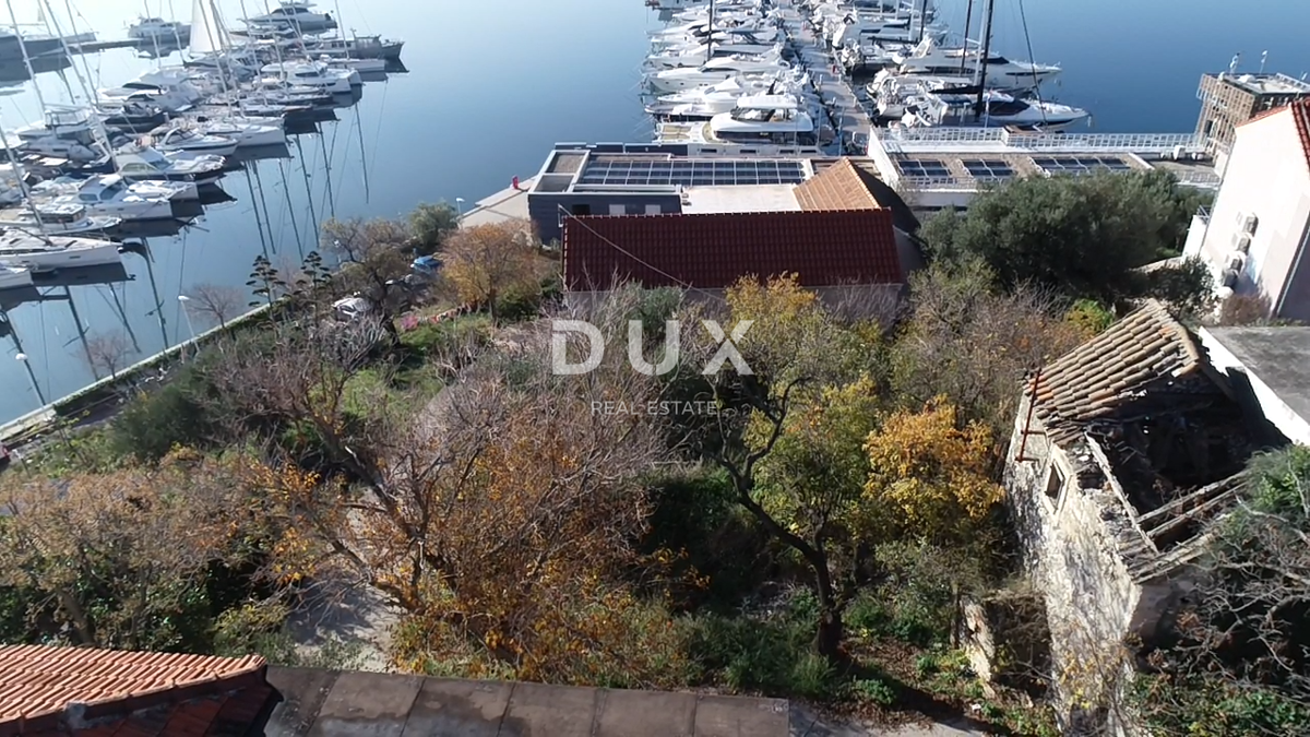 SEBENICO, MANDALINA – OCCASIONE! Terreno edificabile con due vecchie case e vista sul mare e sul porto turistico
