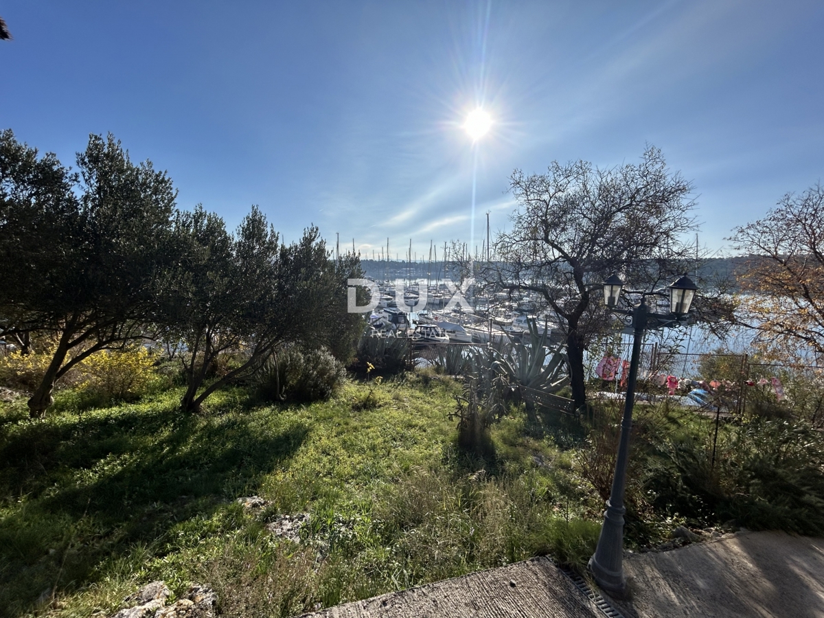 SEBENICO, MANDALINA – OCCASIONE! Terreno edificabile con due vecchie case e vista sul mare e sul porto turistico