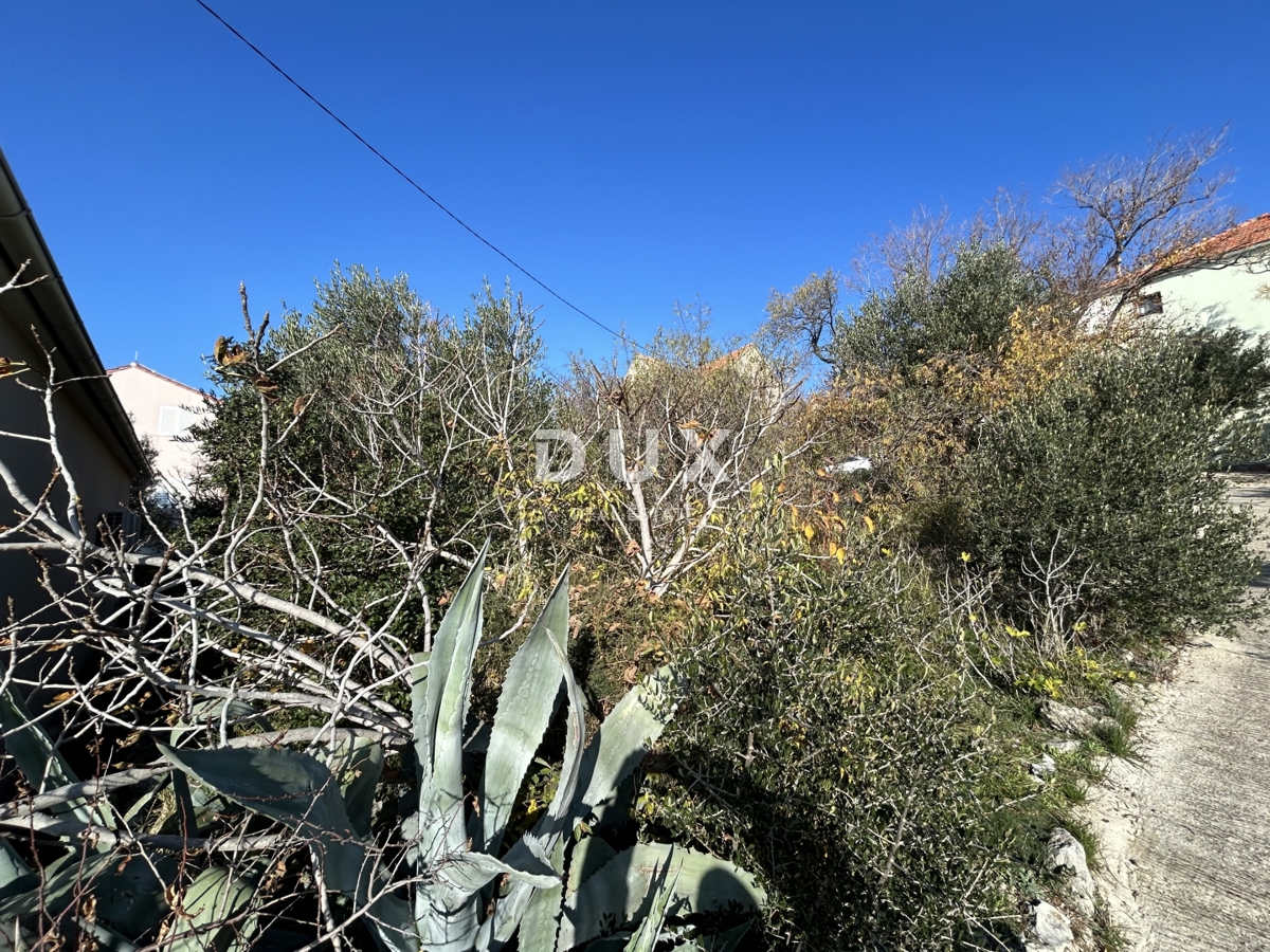 SEBENICO, MANDALINA – OCCASIONE! Terreno edificabile con due vecchie case e vista sul mare e sul porto turistico