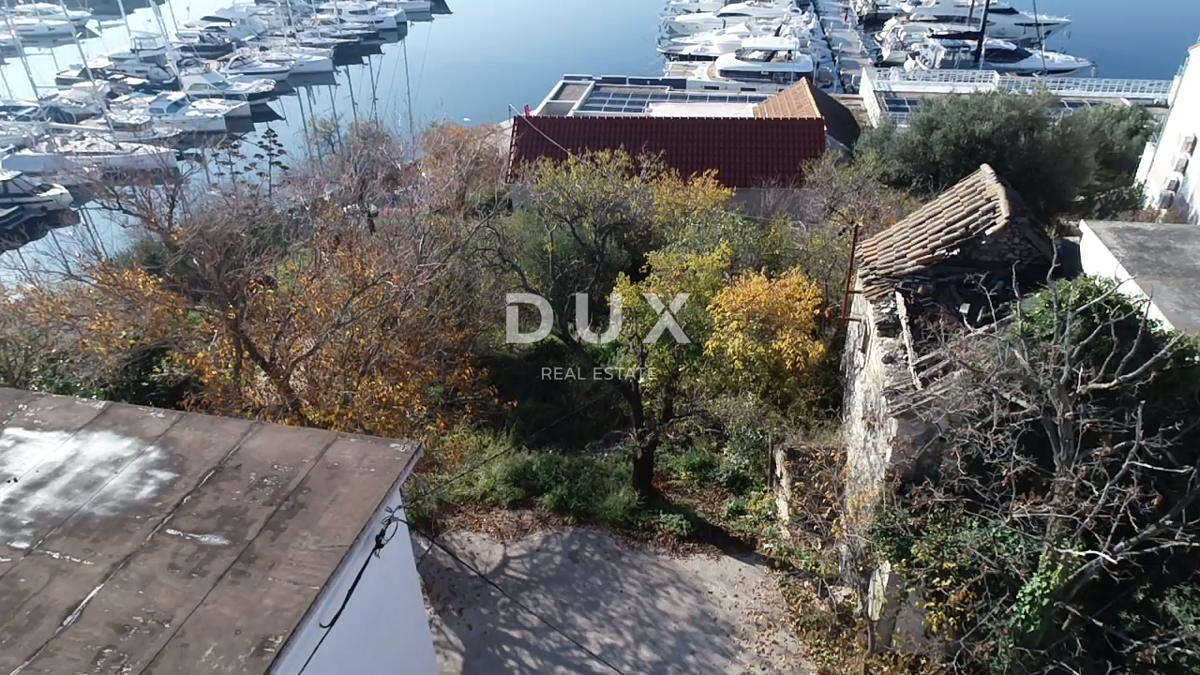 SEBENICO, MANDALINA – OCCASIONE! Terreno edificabile con due vecchie case e vista sul mare e sul porto turistico