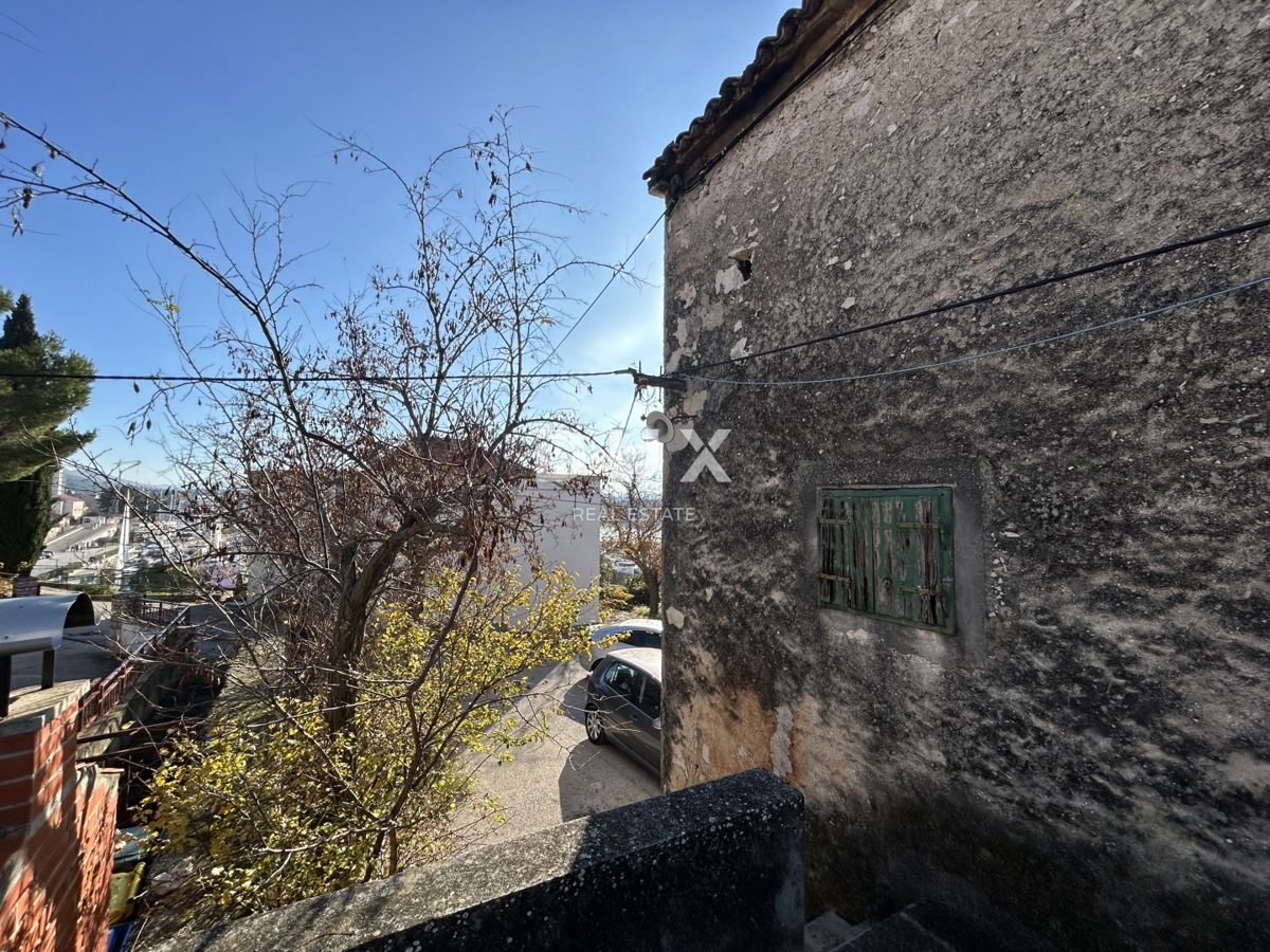 SEBENICO, MANDALINA – OCCASIONE! Terreno edificabile con due vecchie case e vista sul mare e sul porto turistico