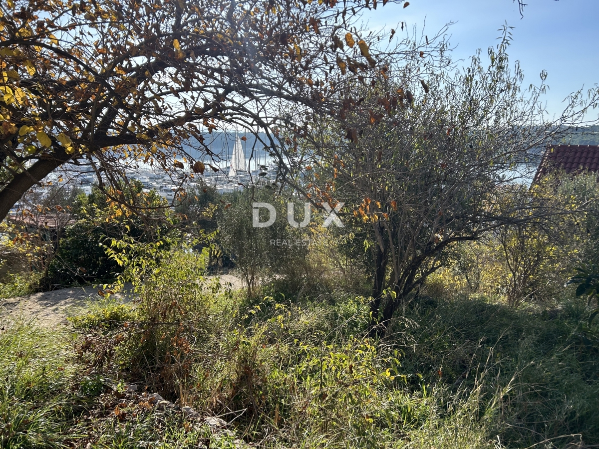 SEBENICO, MANDALINA – OCCASIONE! Terreno edificabile con due vecchie case e vista sul mare e sul porto turistico