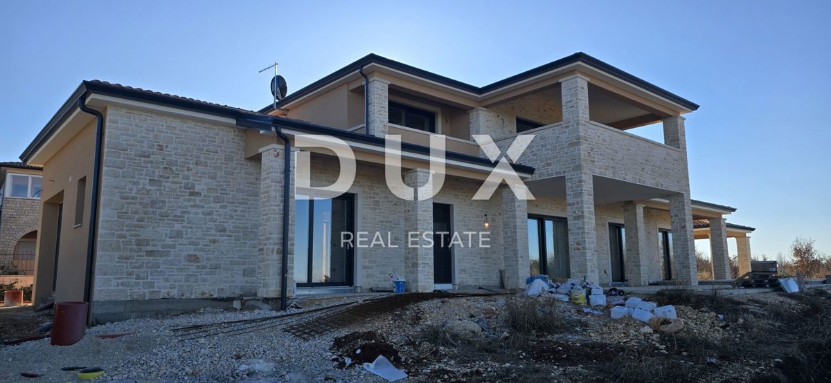 ISTRIA, KAŠTELIR - Affascinante villa in pietra con vista panoramica sul mare