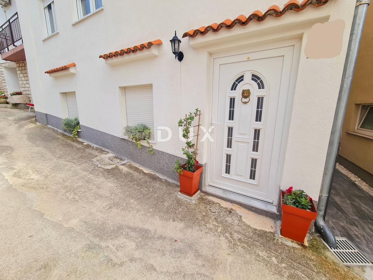 CRIKVENICA, SELCE - casa nel centro della città, a soli 280 metri dal mare