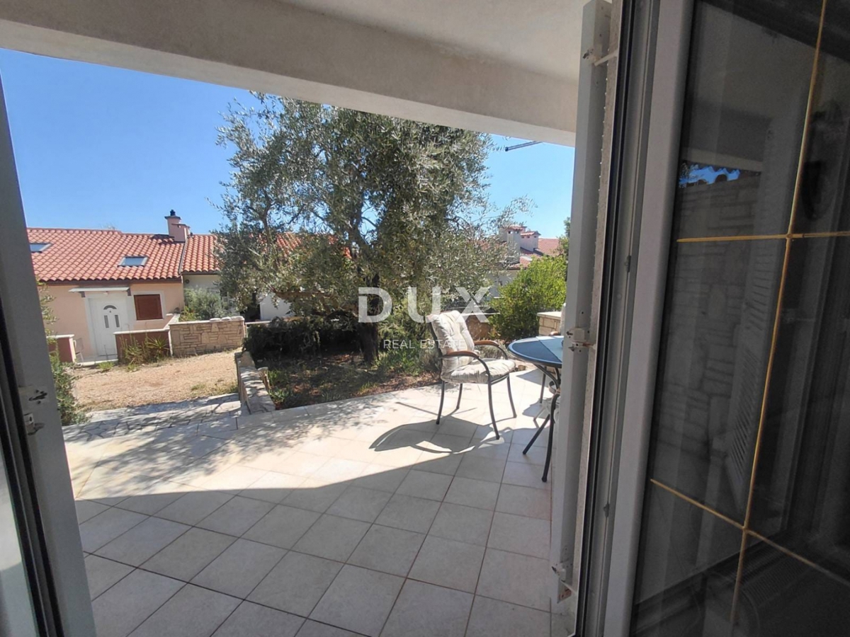 ISTRIA, DUGA UVALA - Appartamento di 75 m2 al piano terra con terrazza a soli 520 metri dal mare! OCCASIONE!