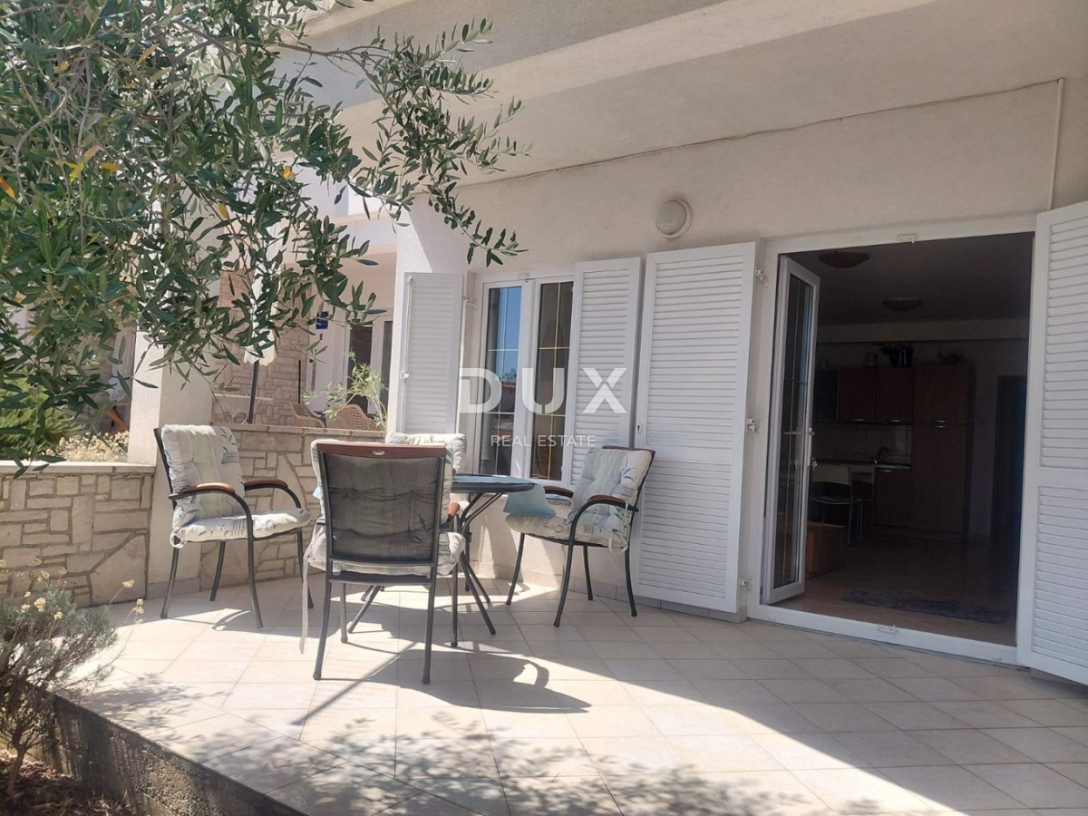 ISTRIA, DUGA UVALA - Appartamento di 75 m2 al piano terra con terrazza a soli 520 metri dal mare! OCCASIONE!