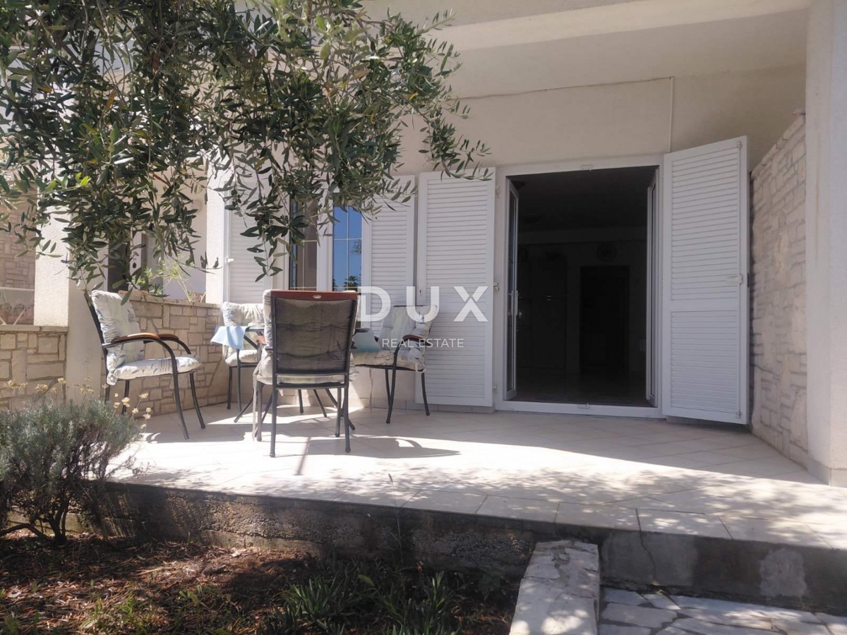 ISTRIA, DUGA UVALA - Appartamento di 75 m2 al piano terra con terrazza a soli 520 metri dal mare! OCCASIONE!