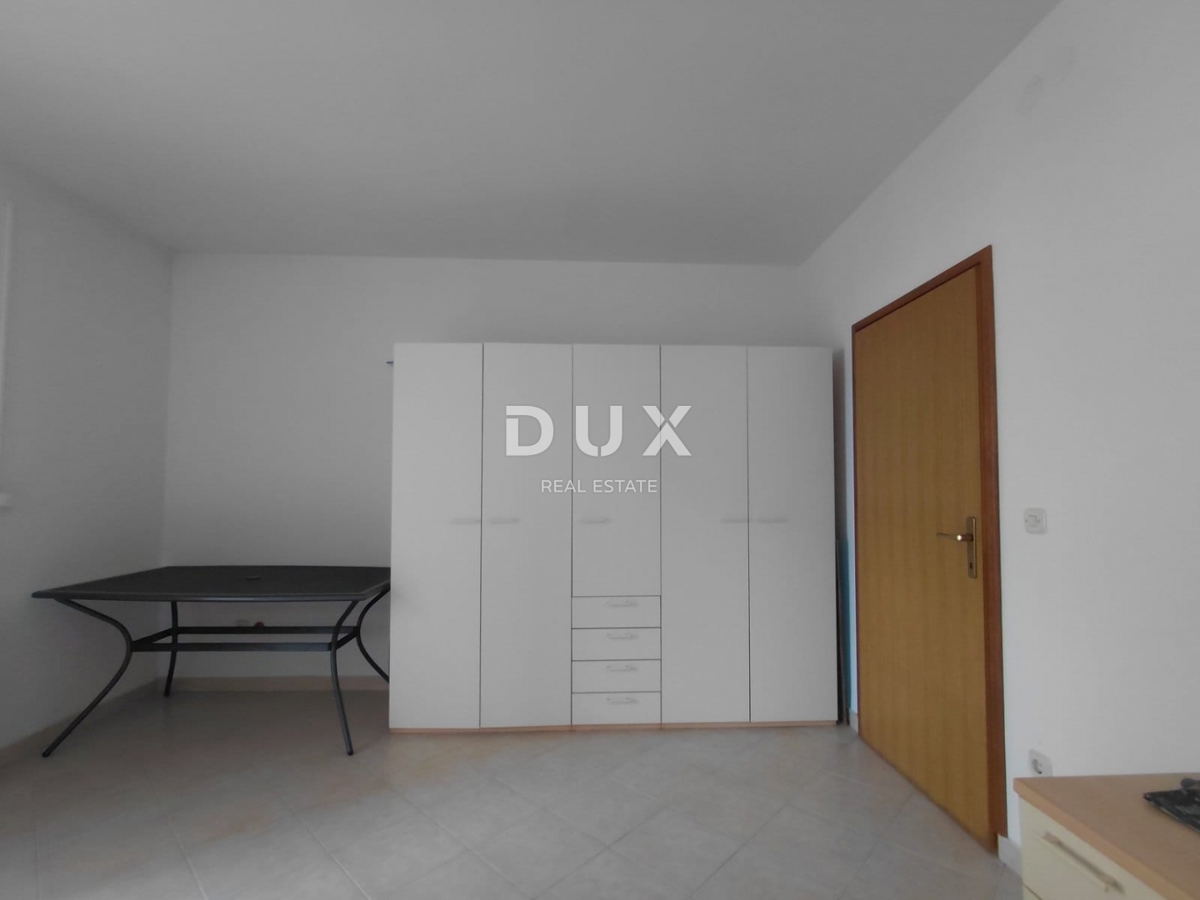 ISTRIA, DUGA UVALA - Appartamento di 75 m2 al piano terra con terrazza a soli 520 metri dal mare! OCCASIONE!