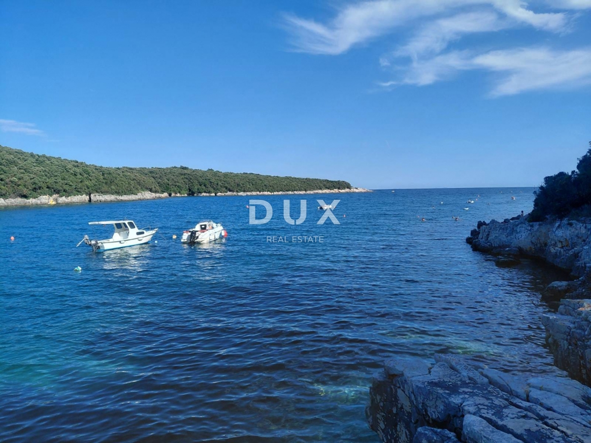 ISTRIA, DUGA UVALA - Appartamento di 75 m2 al piano terra con terrazza a soli 520 metri dal mare! OCCASIONE!