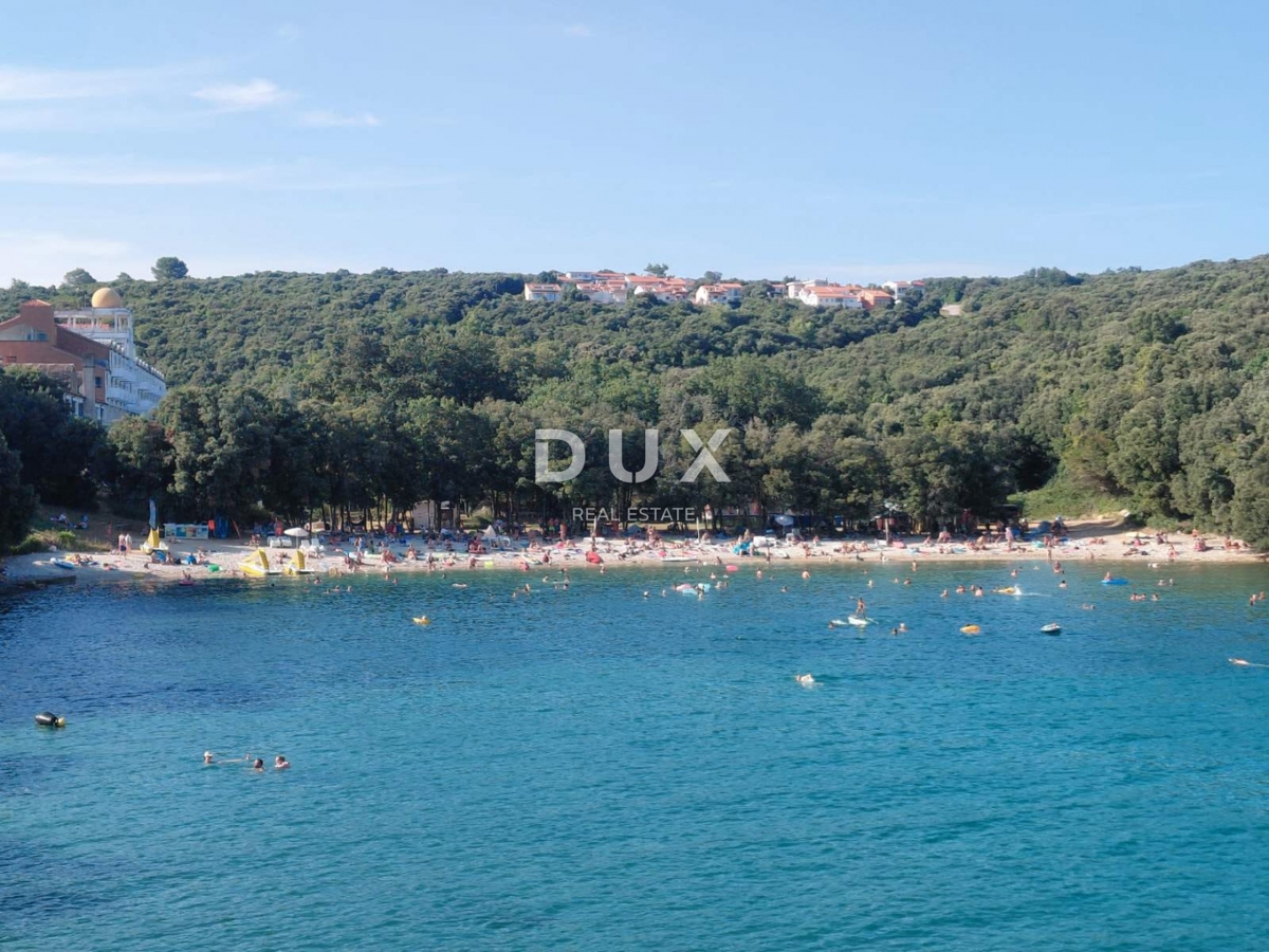 ISTRIA, DUGA UVALA - Appartamento di 75 m2 al piano terra con terrazza a soli 520 metri dal mare! OCCASIONE!
