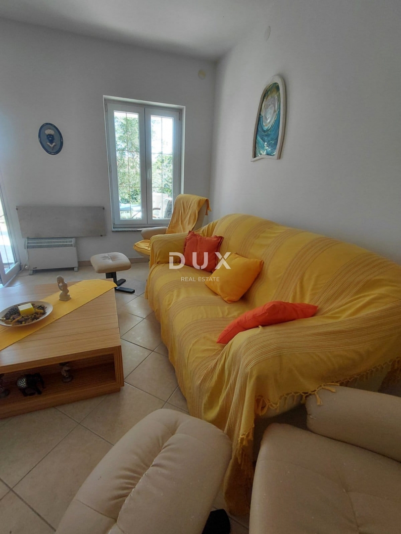 ISTRIA, DUGA UVALA - Appartamento di 75 m2 al piano terra con terrazza a soli 520 metri dal mare! OCCASIONE!
