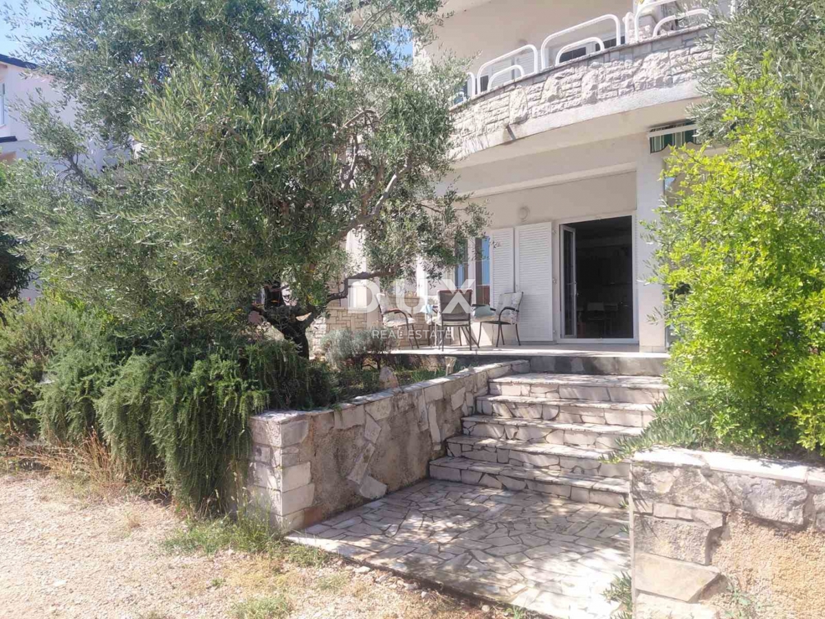 ISTRIA, DUGA UVALA - Appartamento di 75 m2 al piano terra con terrazza a soli 520 metri dal mare! OCCASIONE!