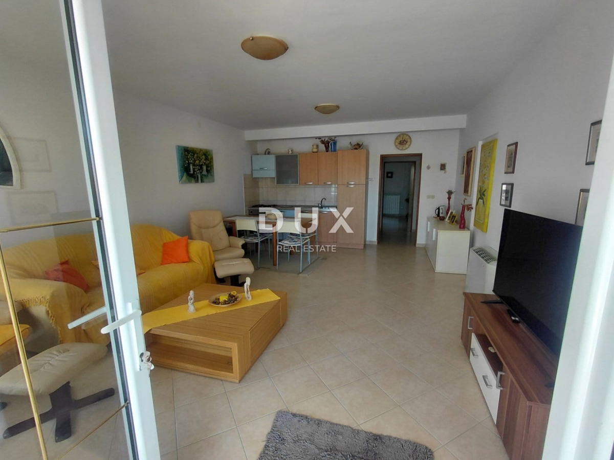 ISTRIA, DUGA UVALA - Appartamento di 75 m2 al piano terra con terrazza a soli 520 metri dal mare! OCCASIONE!