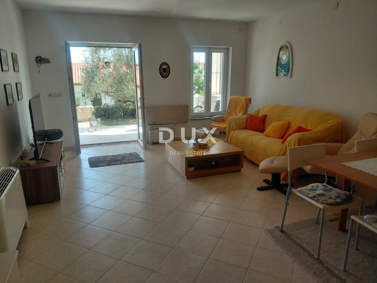 ISTRIA, DUGA UVALA - Appartamento di 75 m2 al piano terra con terrazza a soli 520 metri dal mare! OCCASIONE!