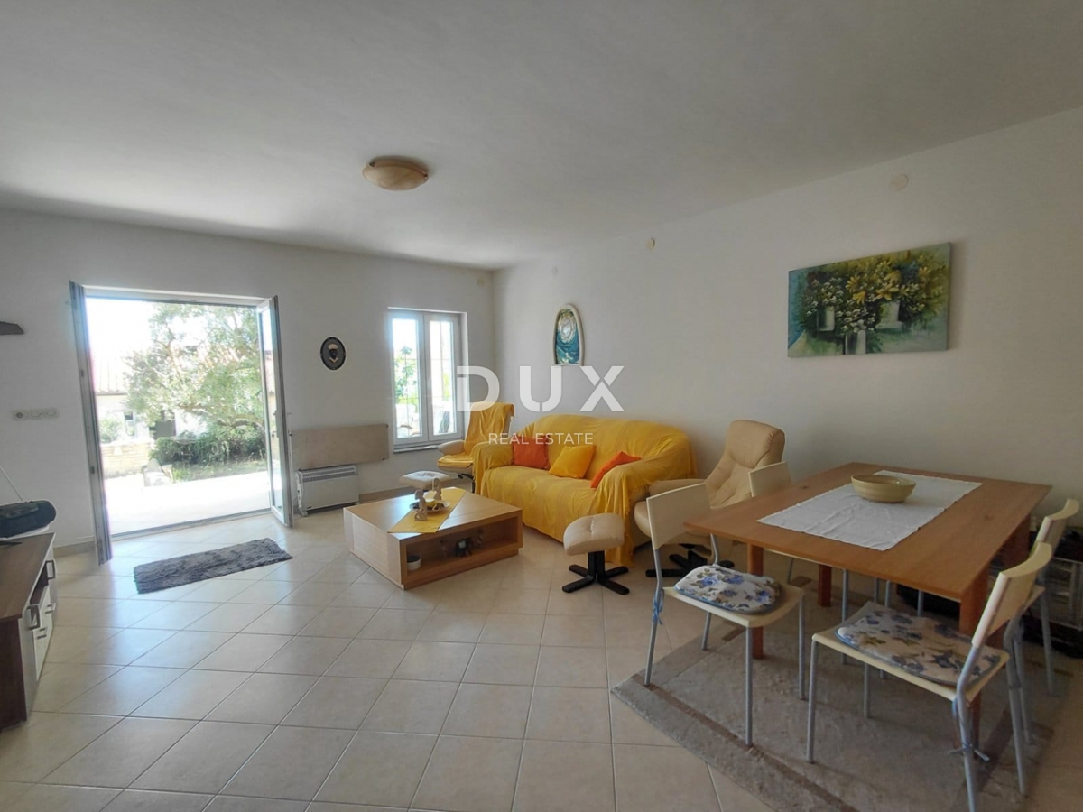 ISTRIA, DUGA UVALA - Appartamento di 75 m2 al piano terra con terrazza a soli 520 metri dal mare! OCCASIONE!