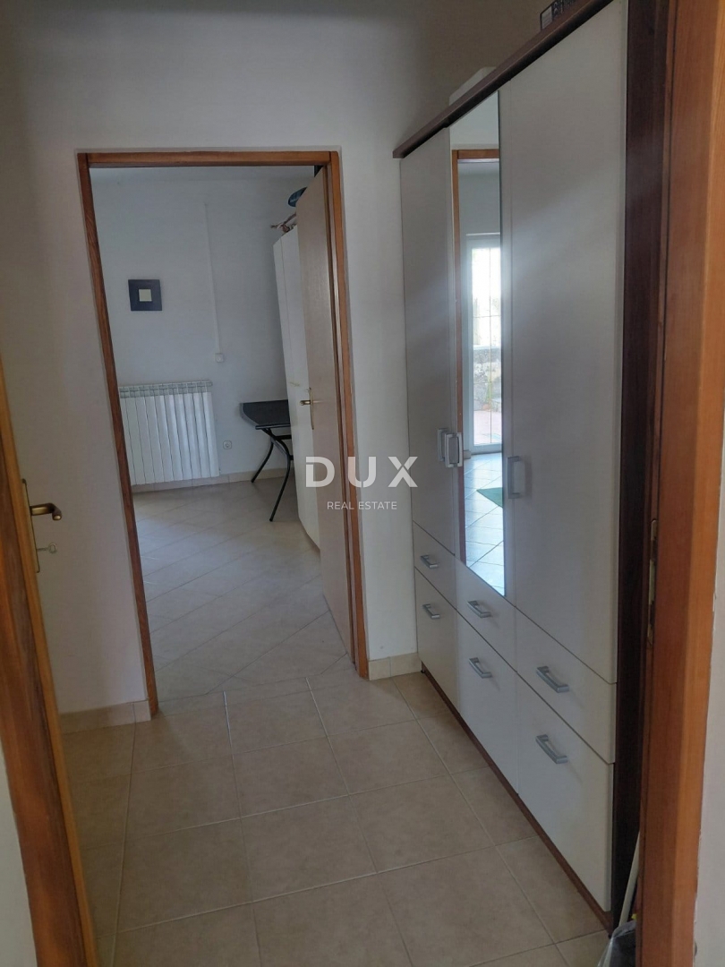 ISTRIA, DUGA UVALA - Appartamento di 75 m2 al piano terra con terrazza a soli 520 metri dal mare! OCCASIONE!