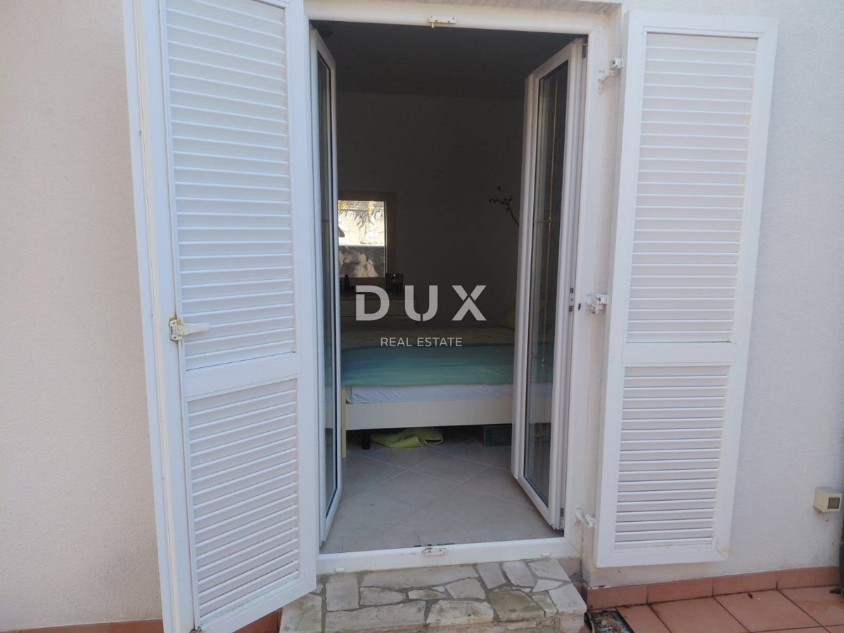 ISTRIA, DUGA UVALA - Appartamento di 75 m2 al piano terra con terrazza a soli 520 metri dal mare! OCCASIONE!