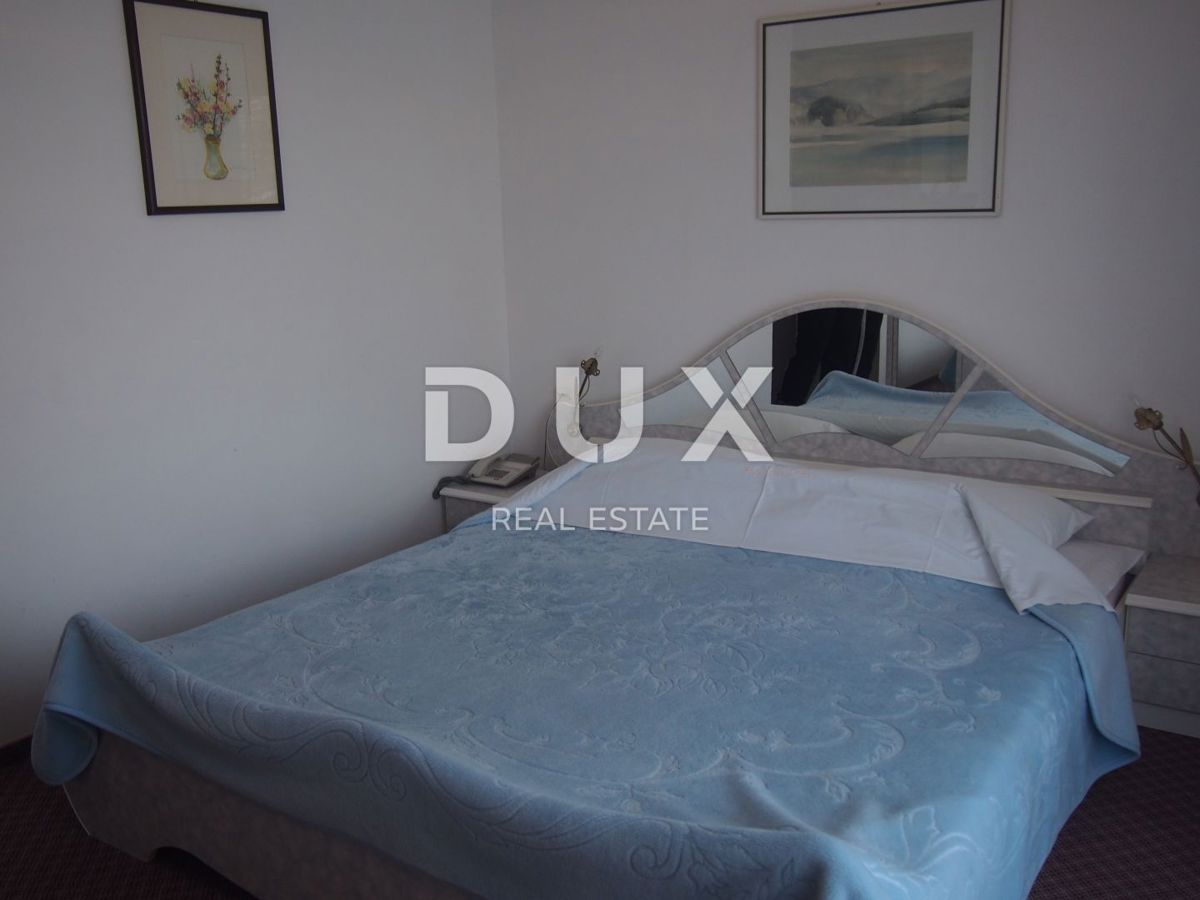 ISOLA DI PAG, PAG - Ampio hotel e 1271 m2 di terreno, 1a fila al mare