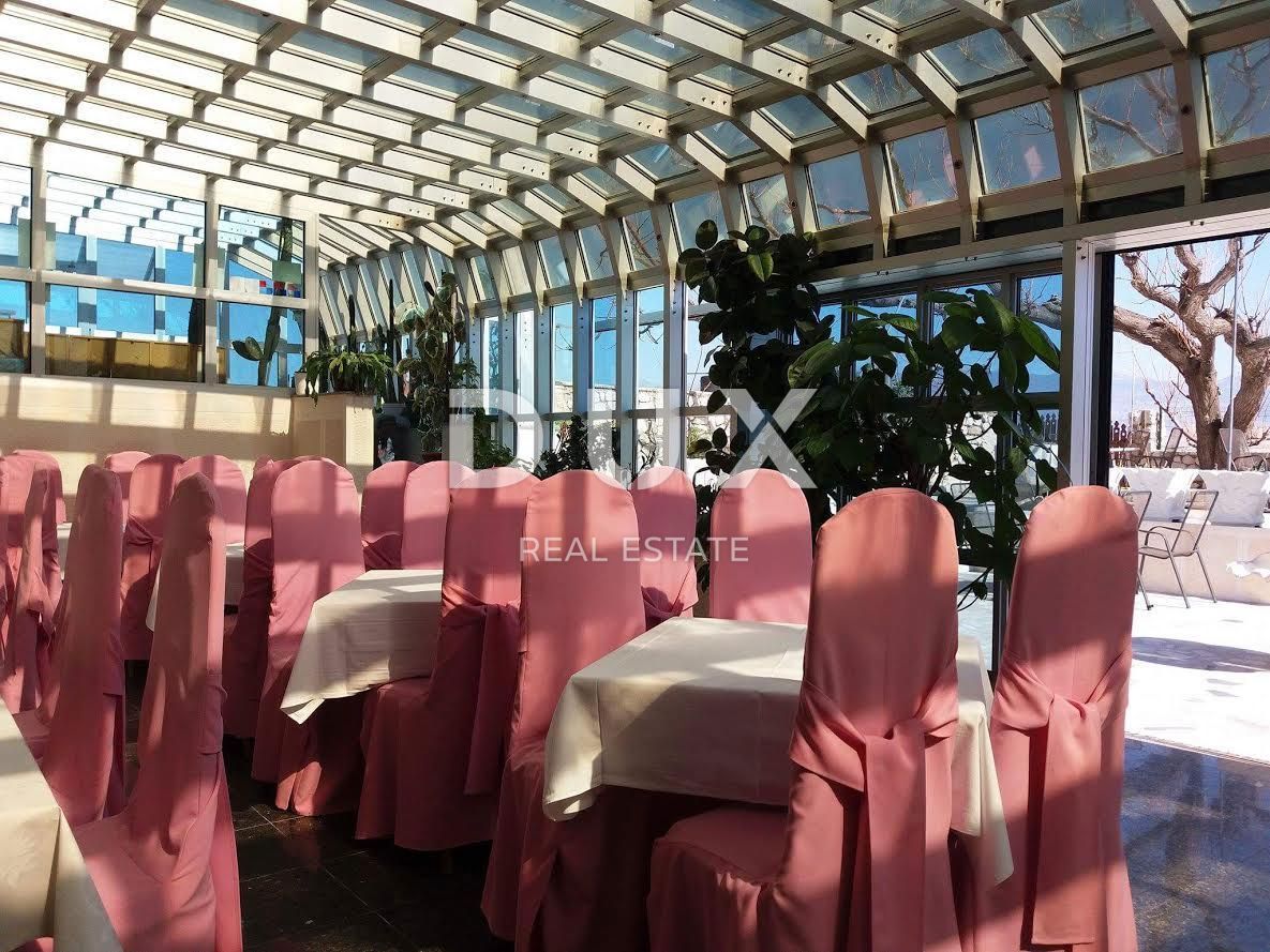 ISOLA DI PAG, PAG - Ampio hotel e 1271 m2 di terreno, 1a fila al mare