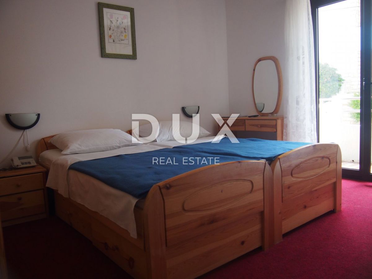 ISOLA DI PAG, PAG - Ampio hotel e 1271 m2 di terreno, 1a fila al mare