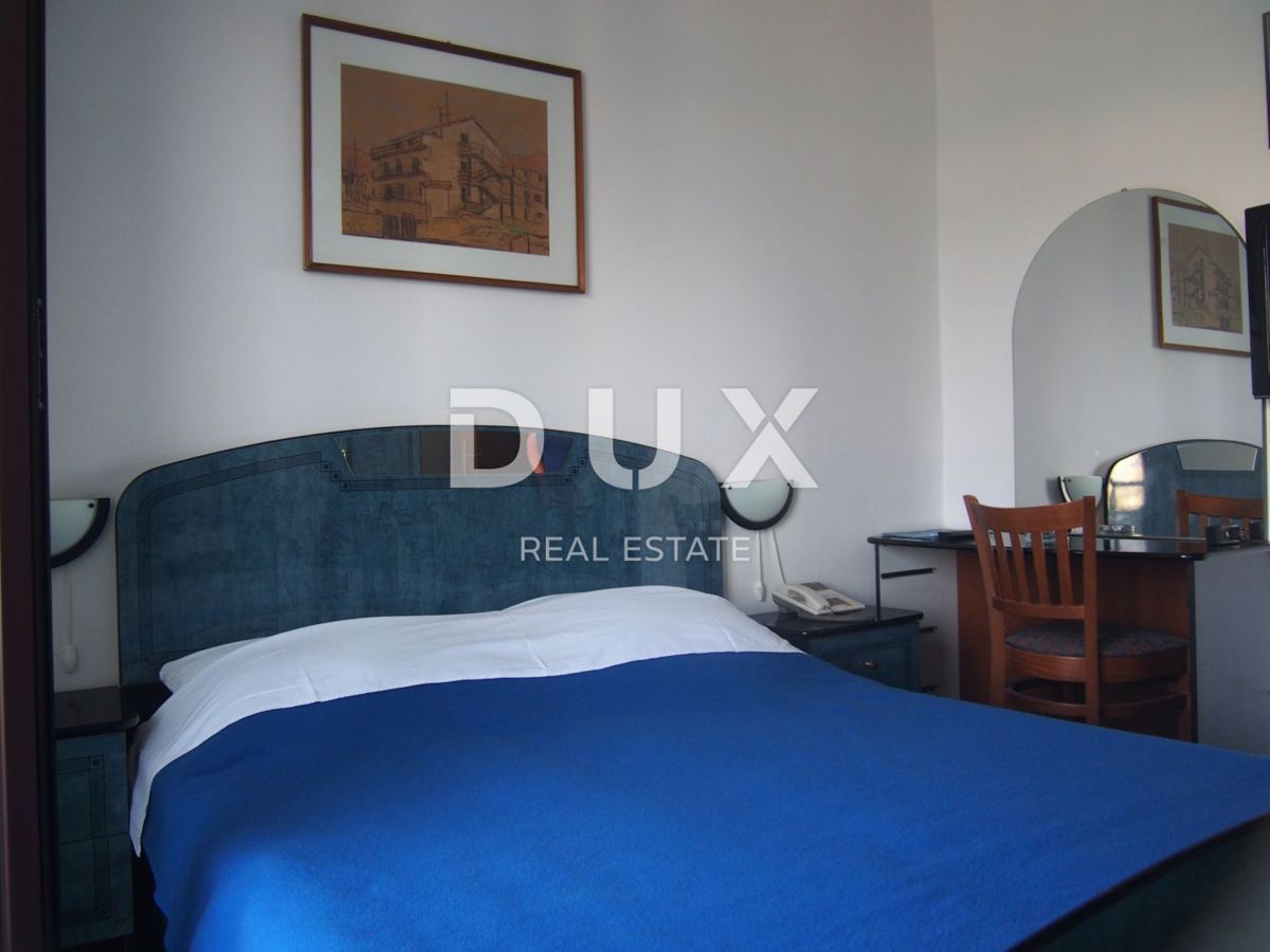 ISOLA DI PAG, PAG - Ampio hotel e 1271 m2 di terreno, 1a fila al mare