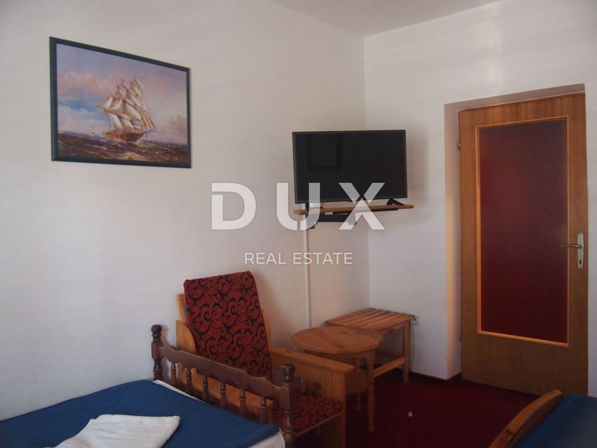 ISOLA DI PAG, PAG - Ampio hotel e 1271 m2 di terreno, 1a fila al mare